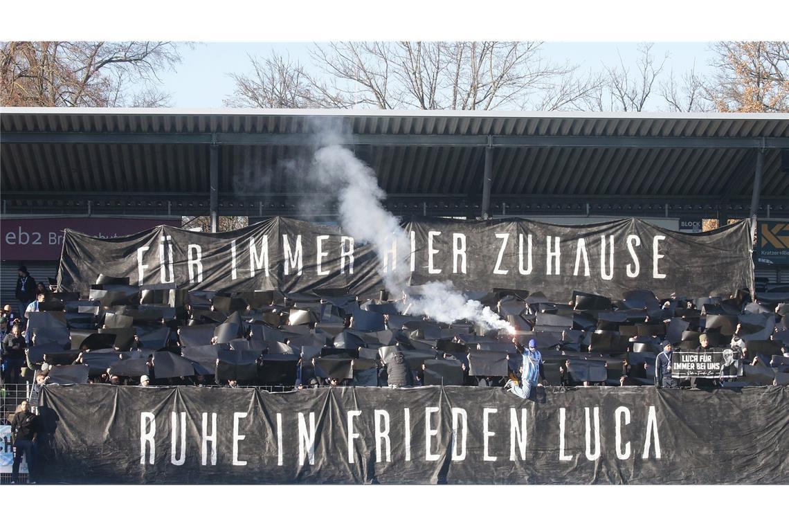 „Für immer hier Zuhause. Ruhe in Frieden Luca“ stand auf dem Spruchband.