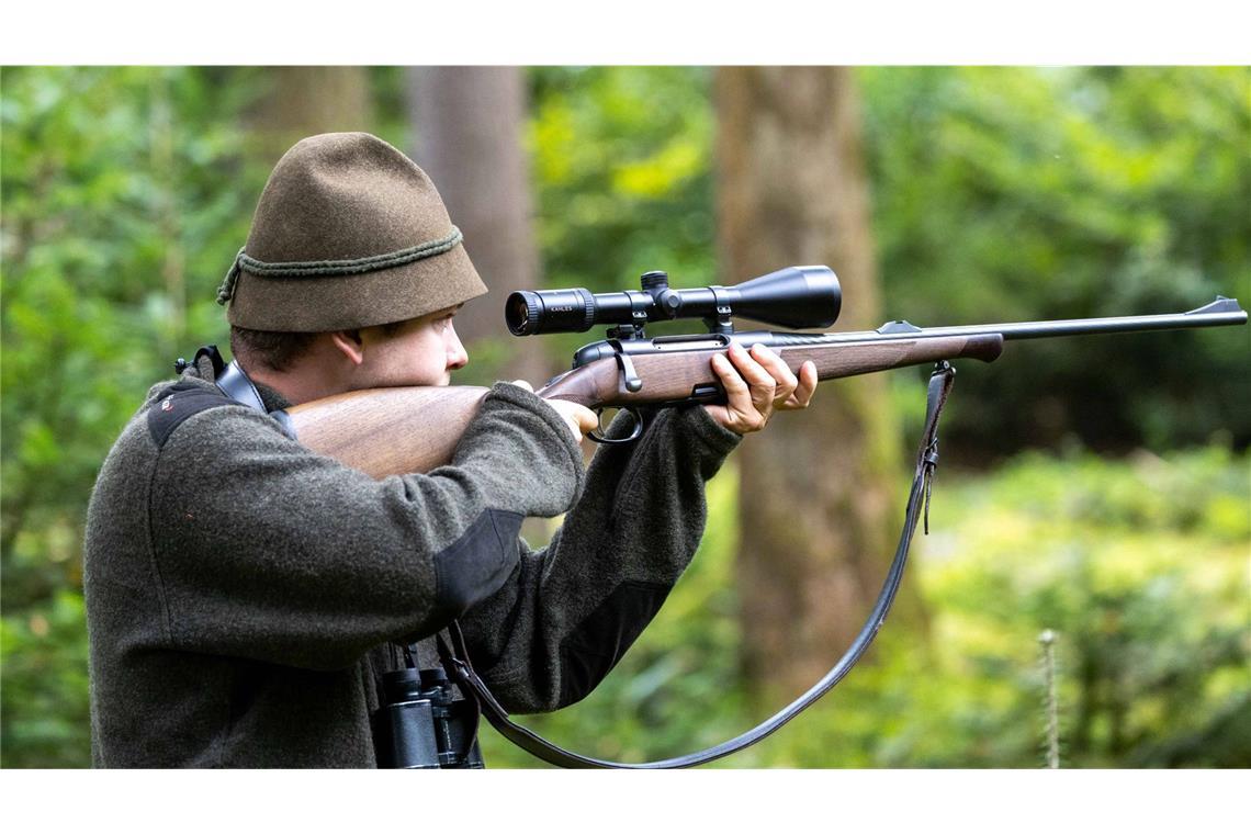 Für Jäger gibt es bei Langwaffen keine Obergrenze. Kurzwaffen dürfen sie maximal zwei besitzen, in wenigen Einzelfällen auch mehr.