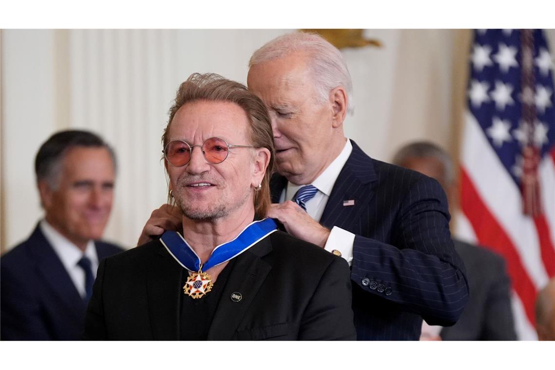 Für Joe Biden ist es das letzte Mal, dass er die prestigeträchtigen Medaillen verleiht - wie hier an Musiker Bono.