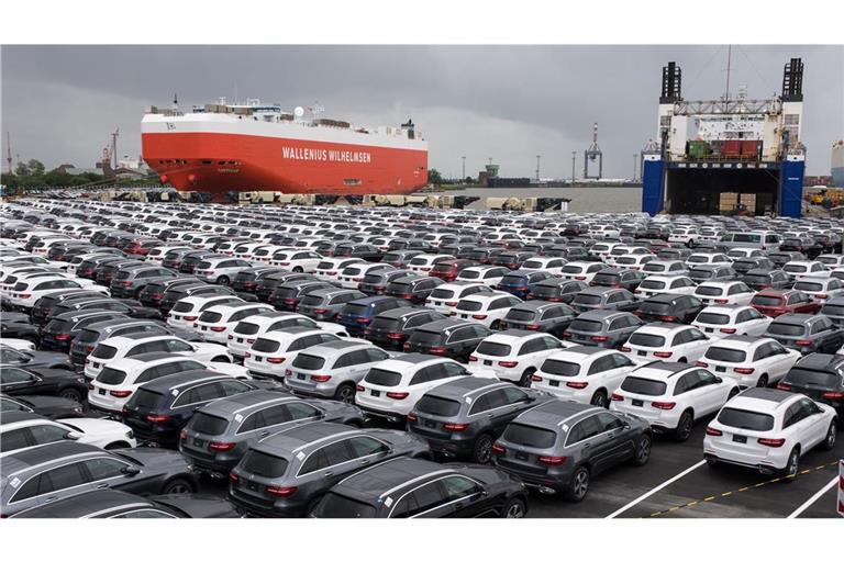 Für Mercedes-Benz spielt der Export von Autos eine enorme Rolle. Das Foto zeigt Fahrzeuge des Unternehmens vor der Verladung in Bremerhaven.