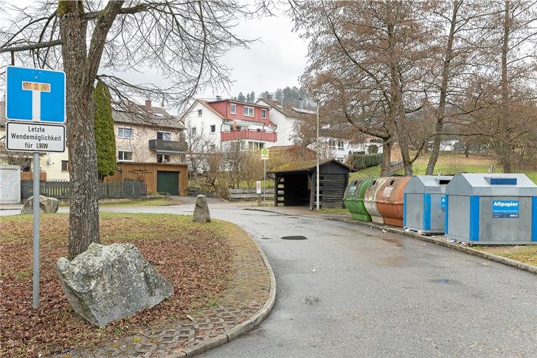 Für so manchen Bewohner in Siegelsberg wäre es vermutlich komfortabler, eine Haltestelle im Ortskern zu haben. Allerdings ist das baulich schlichtweg nicht möglich, da der Bus dort keine Wendemöglichkeit hat – wie hier am Eingang des Murrhardter Teilorts. Foto: J. Fiedler