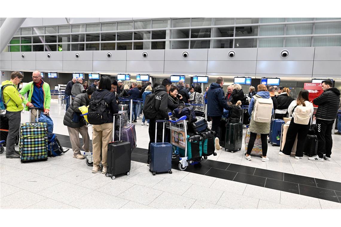 Für viele Passagiere wurde die Grenzkontrolle an den Flughäfen wegen der IT-Panne zur Nervenprobe.