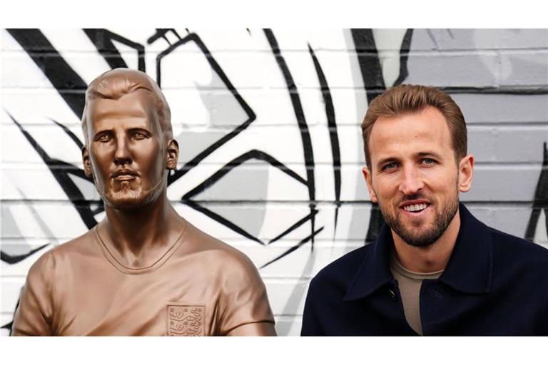 Fußball-Nationalspielers Harry Kane posierte zufrieden neben seiner Bronzestatue.