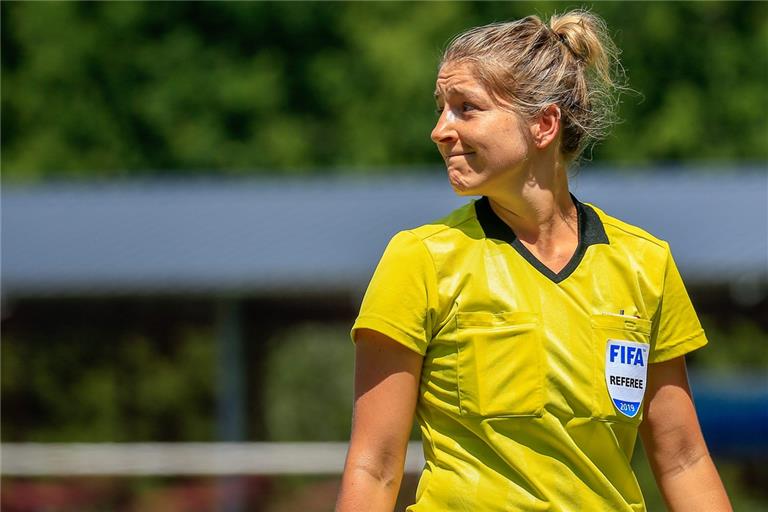 Fußballschiedsrichterin Karoline Wacker blickt auf eine schöne Zeit zurück und freut sich darüber, den nächsten Schritt gemacht zu haben. Foto: A. Becher