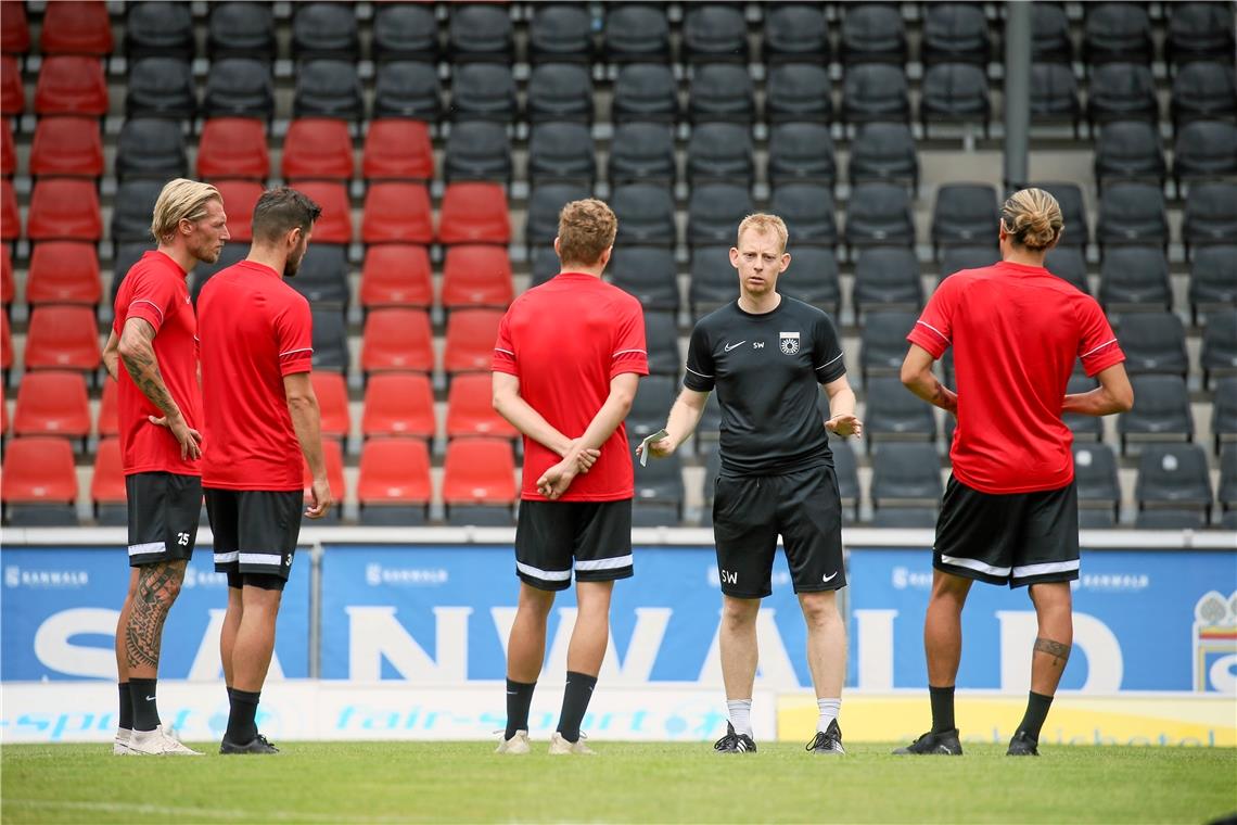 Gab gestern im Fautenhau das erste Mal die Kommandos: Steffen Weiß. Der 32-Jährige soll den Regionalligisten in der neuen Saison zunächst einmal in sichere Tabellengefilde führen. Foto: A. Becher