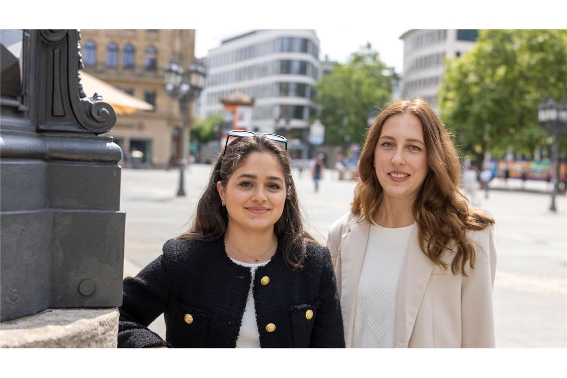 Gabriella Kinefss und Vivien Eller laden regelmäßig in Frankfurt zum gemeinsamen Spazieren ein.