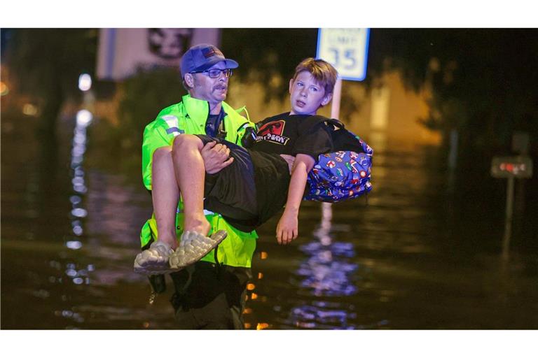 Ganze Straßenzüge stehen unter Wasser.