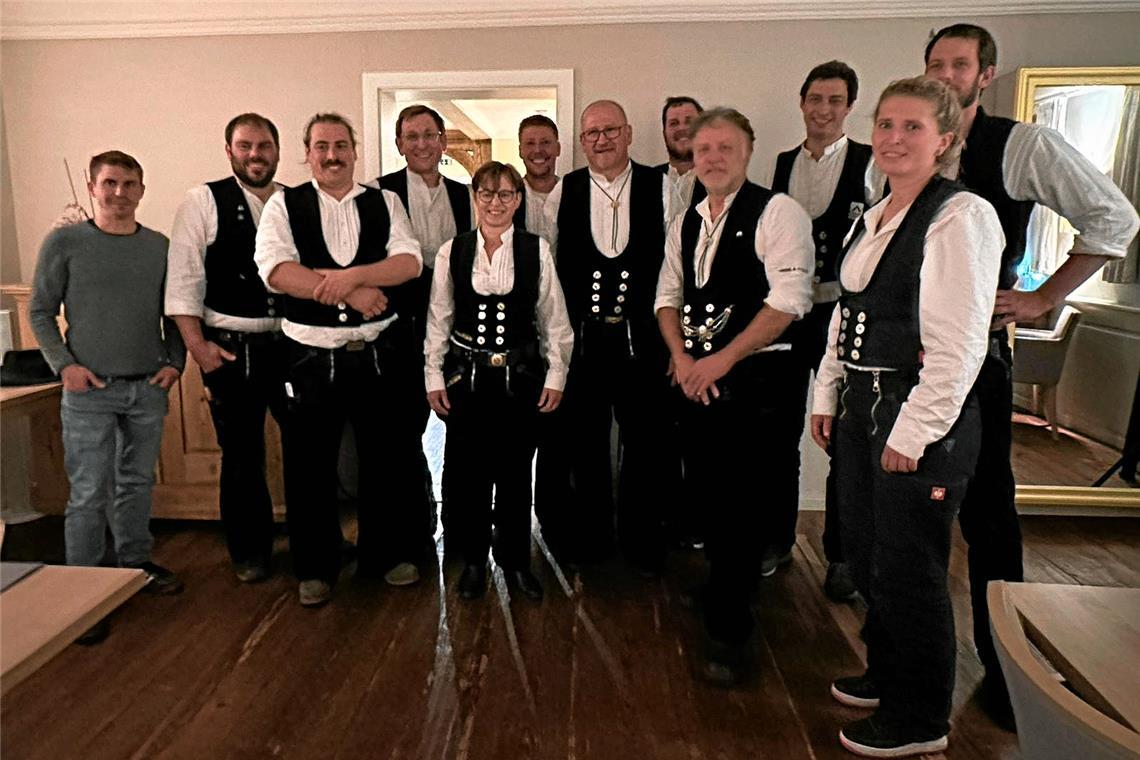 Geballte Innungspower bei der jüngsten Hauptversammlung (von links): Manuel Kiesel, Lukas Pallmann, Rene Feinauer, Thomas Frick, Birgit Elser, Jonas Lux, Roland Oettinger, Matthias Fauth, Uwe Härer-Schurr, Benjamin Fleck, Marc-Andre Aupperle und Caprice Schleicher. Foto: Zimmererinnung Rems-Murr