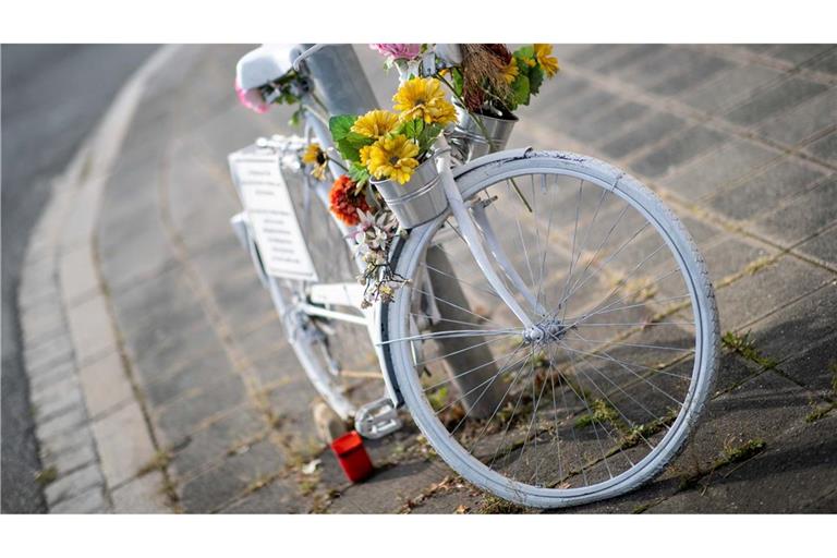 Gedenken an eine von einem abbiegenden Lkw überfahrene Radfahrerin. (Symbolbild)