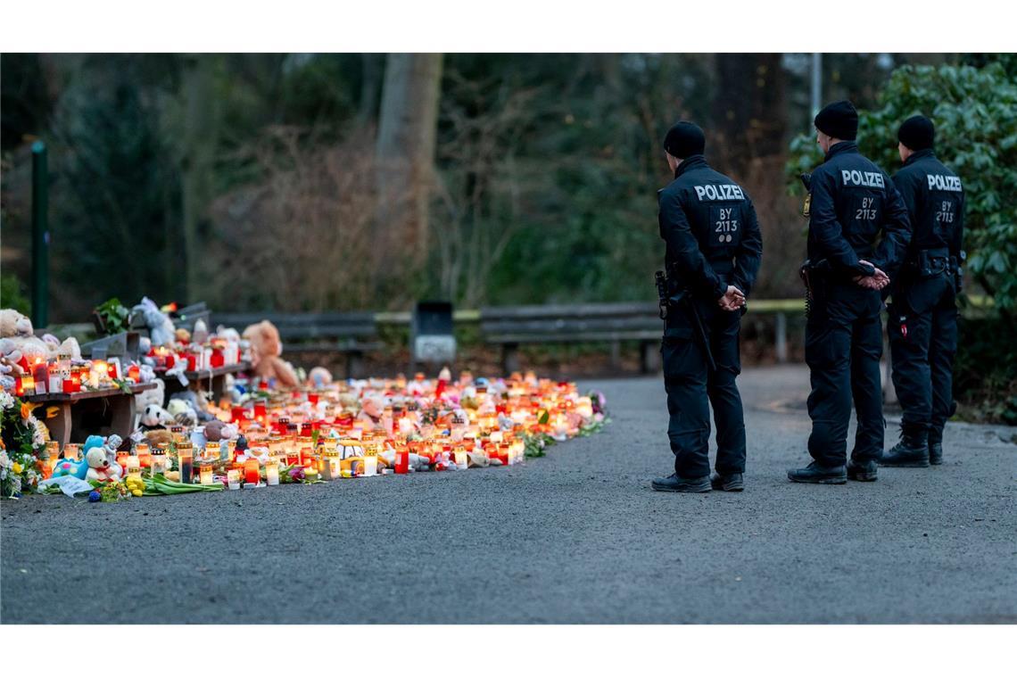 Gedenken im Park Schöntal: Kerzen für die Opfer des Angriffs in Aschaffenburg