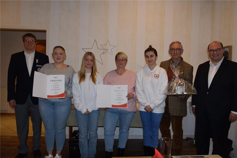 Geehrte und Ehrende (von links): Stellvertretender Vorsitzender Simon Braun, Leonie Winkler, Marie Stolz, Natascha Winkler, Amy Zajac, Thomas Fegert und DRK-Vorsitzender Armin Mößner. Foto: Elisabeth Klaper