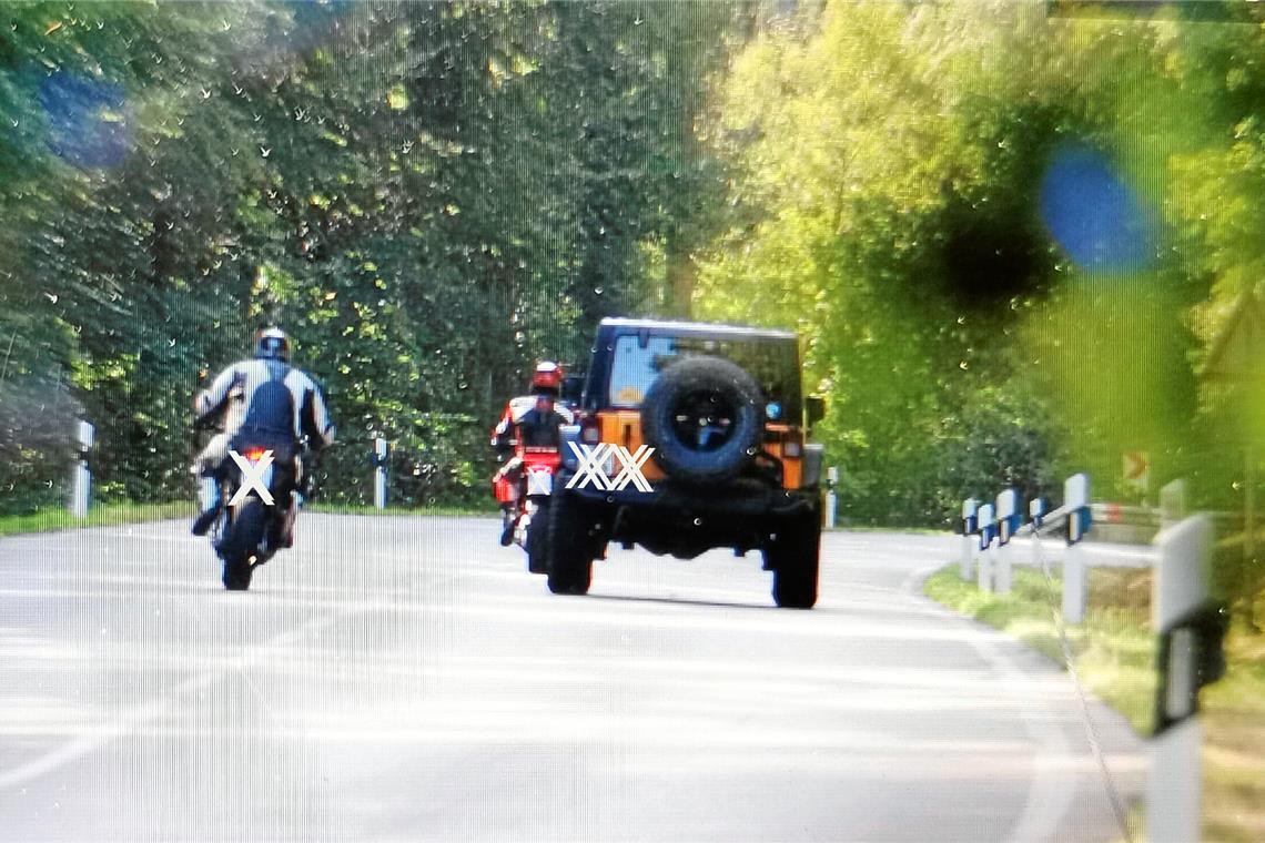 Gefährliches Manöver. Oft überholen Motorradfahrer vor einer unübersichtlichen Kurve. Foto: Polizei