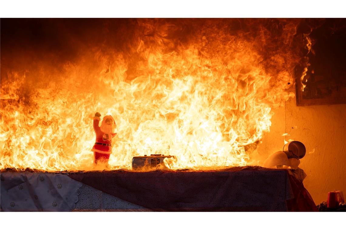 Gefahr unterm Weihnachtsbaum: Berliner Feuerwehr zeigt, wie Brände verhindert werden können