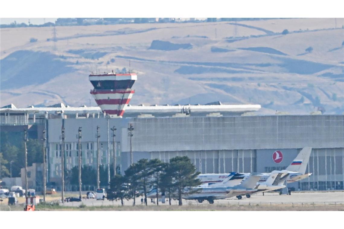 Gefangenenaustausch - Flugzeuge, die vermutlich aus Russland kommende Gefangene transportieren, bei ihrer Ankunft auf dem Flughafen in Ankara.