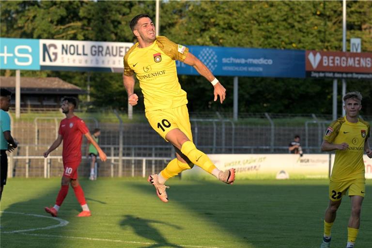 Gefeierter Mann bei Großaspach: Mert Tasdelen, der zwei der vier Treffer selbst erzielt und ein weiteres Tor vorbereitet hat.Foto: Eibner