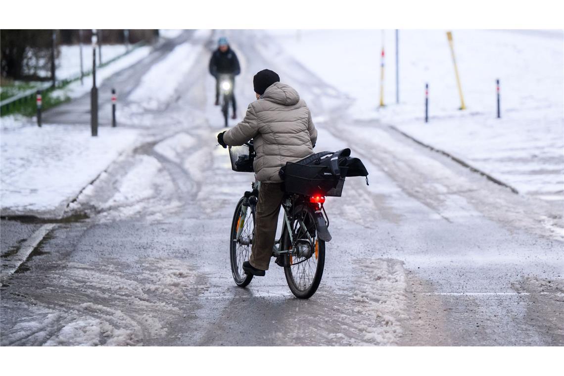 Gefrierender Regen und Schnee macht viele Straßen gefährlich glatt. (Archivbild)