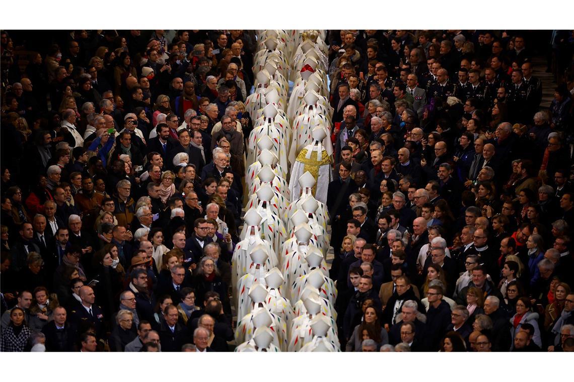 Geistliche verlassen die Kathedrale Notre-Dame nach dem Eröffnungsgottesdienst