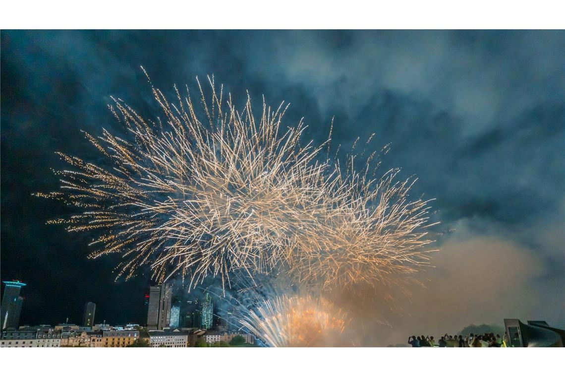 Geladene Besucher verfolgen von der Terrasse des Städel-Museums in Frankfurt den Abschluss des Kulturfestivals mit Feuerwerk.