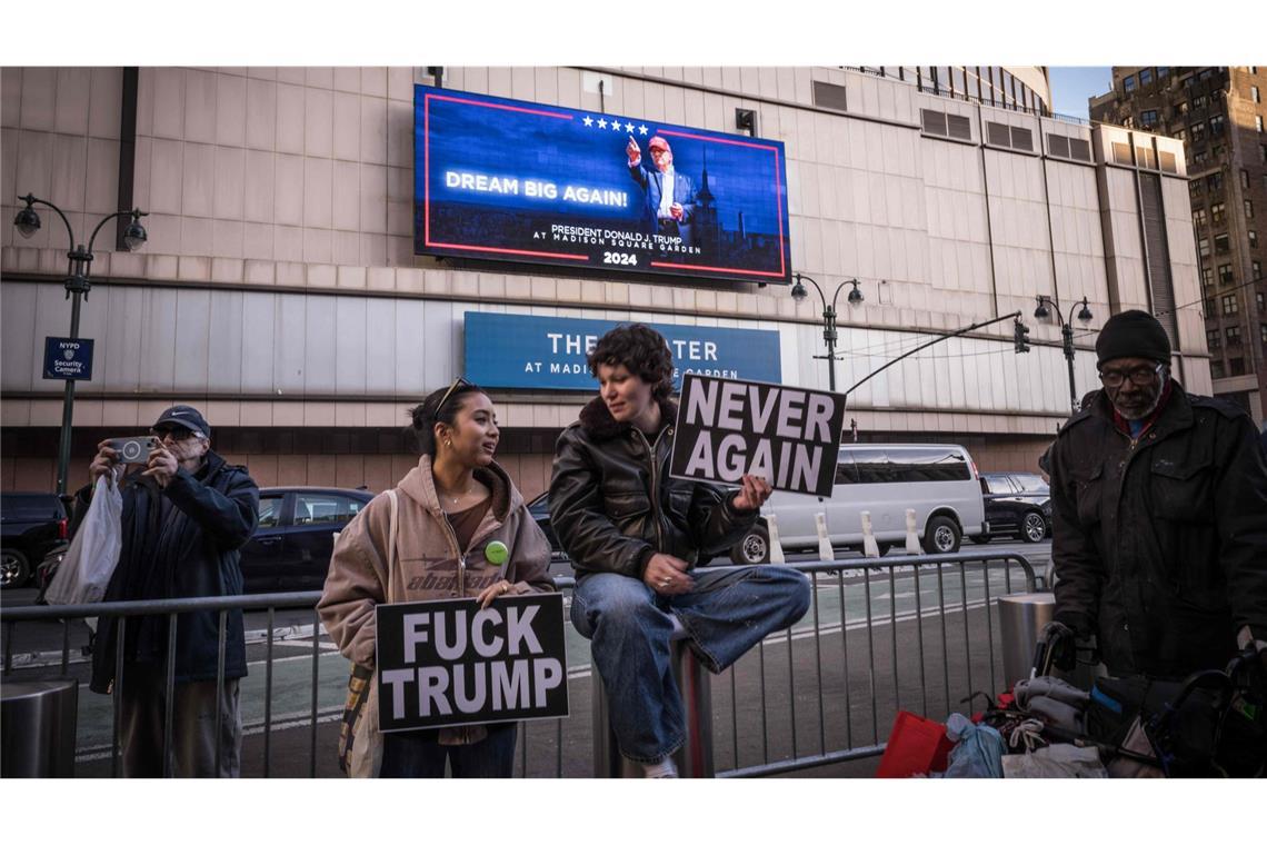 Genauso versammelten sich vor dem Madison Square Garden aber auch Gegner des früheren US-Präsidenten, ...