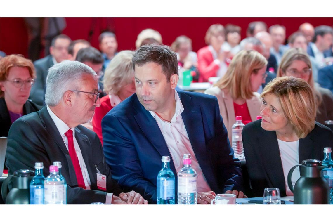 Generationswechsel bei der SPD in Rheinland-Pfalz: Nach Ministerpräsidentin Malu Dreyer geht auch Parteichef Roger Lewentz (l). Hier im Gespräch mit SPD-Chef Lars Klingbeil (m.)