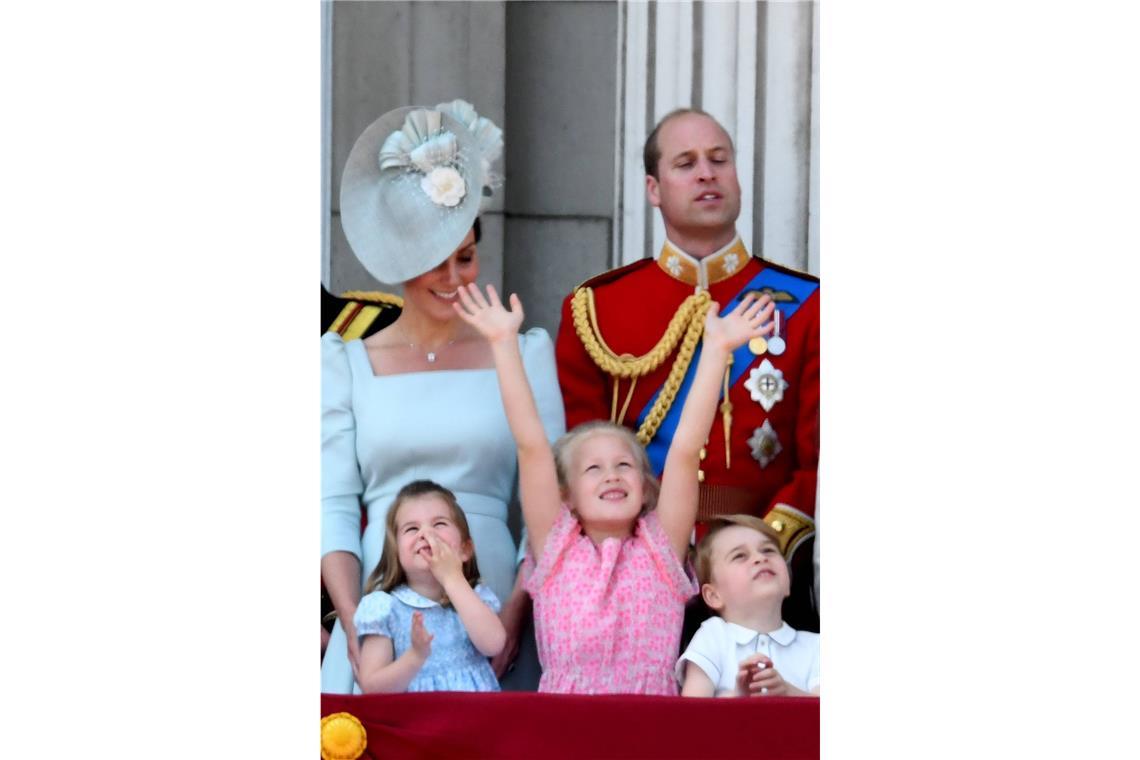 George und Charlotte mit ihrer Großcousine Savannah auf dem Balkon des Buckingham Palace.