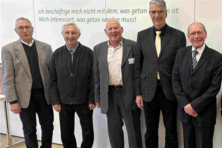 Gerhard Renz, Gerd Kübler, Karl-Heinz Kübler, Dieter Haberkorn, Oskar Hecker und Herbert Kickenweitz (von links) wurden von Helga Übelmesser-Larsen und Klaus Kehl geehrt. Foto: VdV