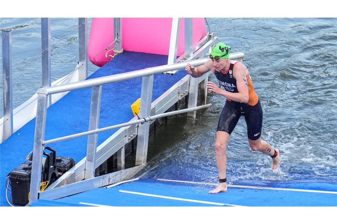 Geschafft: Die ersten Athletinnen verlassen das Wasser nach etwas mehr als 22 Minuten. Wie sauber es wirklich ist, wird sich wohl erst in den nächsten Tagen zeigen.