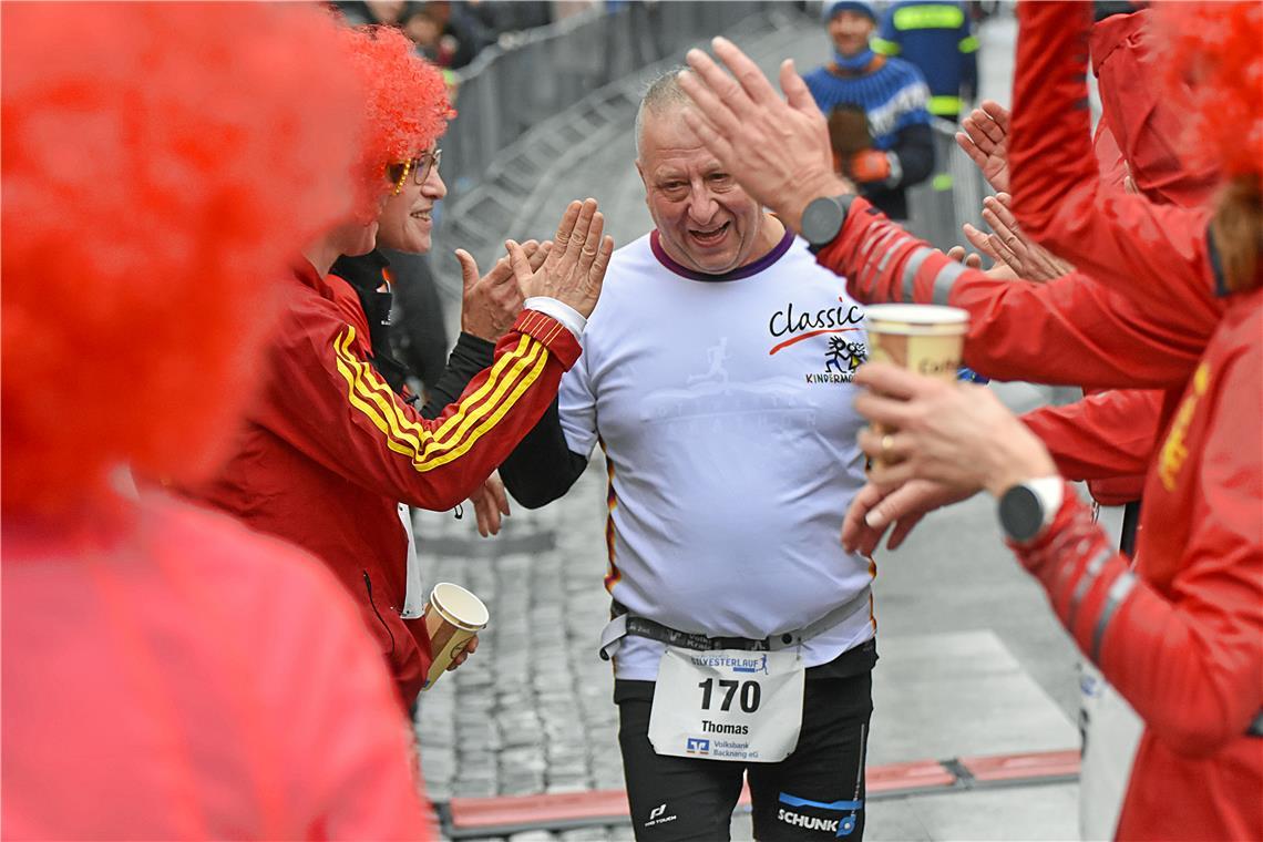 Geschafft: Ein Läufer wird im Ziel empfangen.