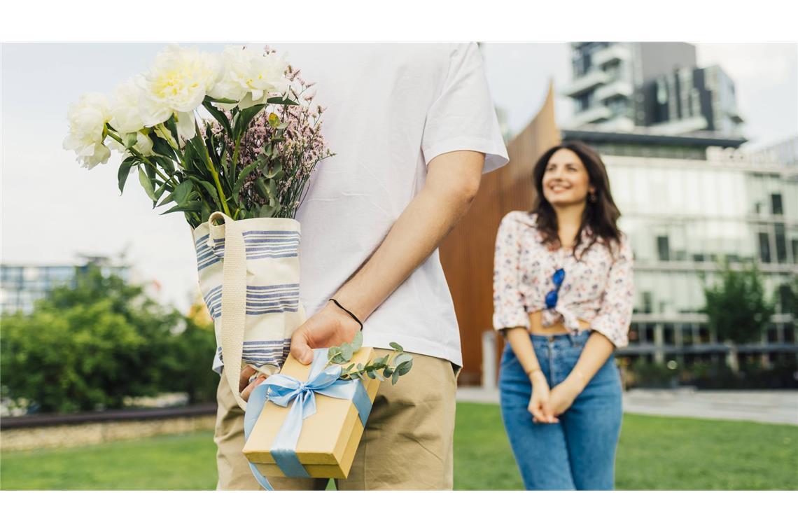 Geschenke, Zärtlichkeit, Hilfsbereitschaft: Menschen haben unterschiedliche Arten, wie sie ihre Liebe ausdrücken.