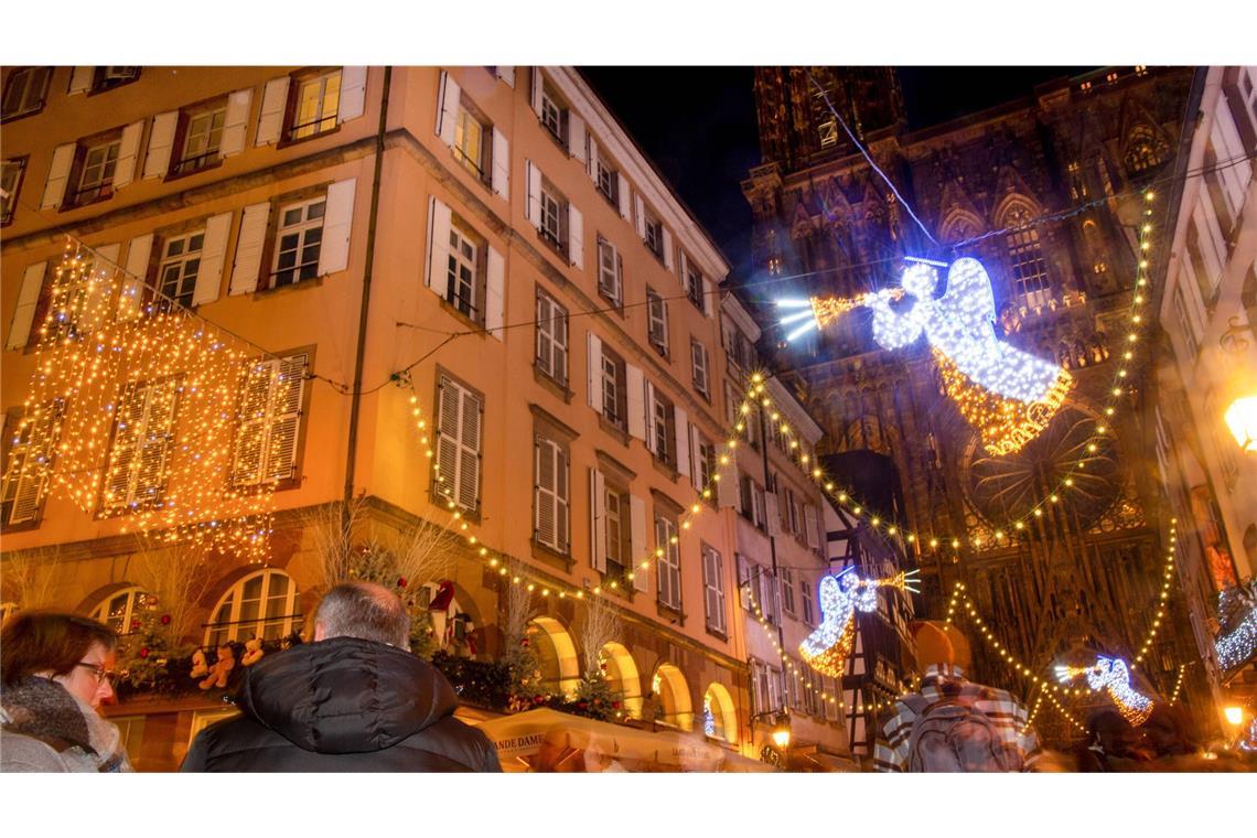 Geschmückte  Gasse in der Innenstadt mit Blick auf das Straßburger Münster