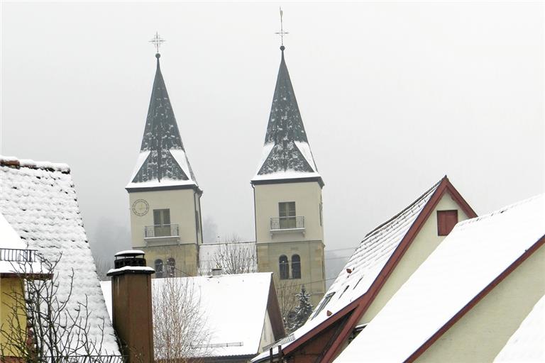 Gestern gab es für die Mitarbeiter des Bauhofs einiges zu tun, als in der Nacht von Montag auf Dienstag einige Zentimeter Schnee fielen. Der erhellte die Dächer etwas, war aber schwer und nass und schickte sich an, schnell wieder den Aggregatzustand zu wechseln. Foto: C. Schick