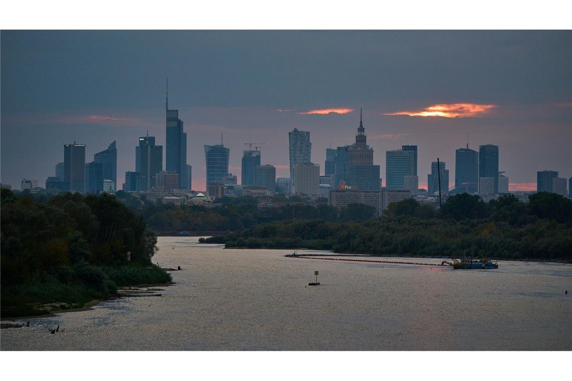 Gewitterwolken hängen über der Skyline der polnischen Hauptstadt Warschau.