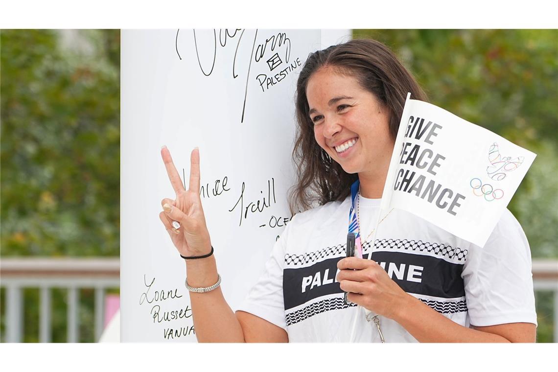 Gib dem Frieden eine Chance: die palästinensische Schwimmerin Valerie Rose Tarazi lächelt während einer Veranstaltung zur Einweihung eines Wandbildes des Olympischen Friedens für Olympia 2024 in Paris.