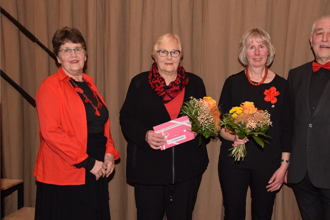 Gisela Wurst (links) überreicht Geschenke an Doris Hagenmüller (Zweite von links) und Heiderose Krauß. Sie werden von Mario Brenner (rechts) für ihre jahrzehntelange Mitgliedschaft im Verein geehrt.