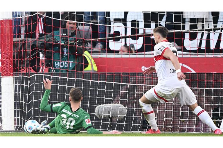 Gladbachs Nico Elvedi (l) spitzelt den Ball bei einer verunglückten Rettungstat ins eigene Tor.