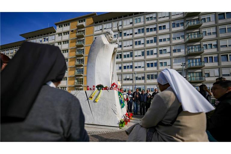 Gläubige versammeln sich vor der Gemelli-Klinik in Rom, um für den Papst zu beten.