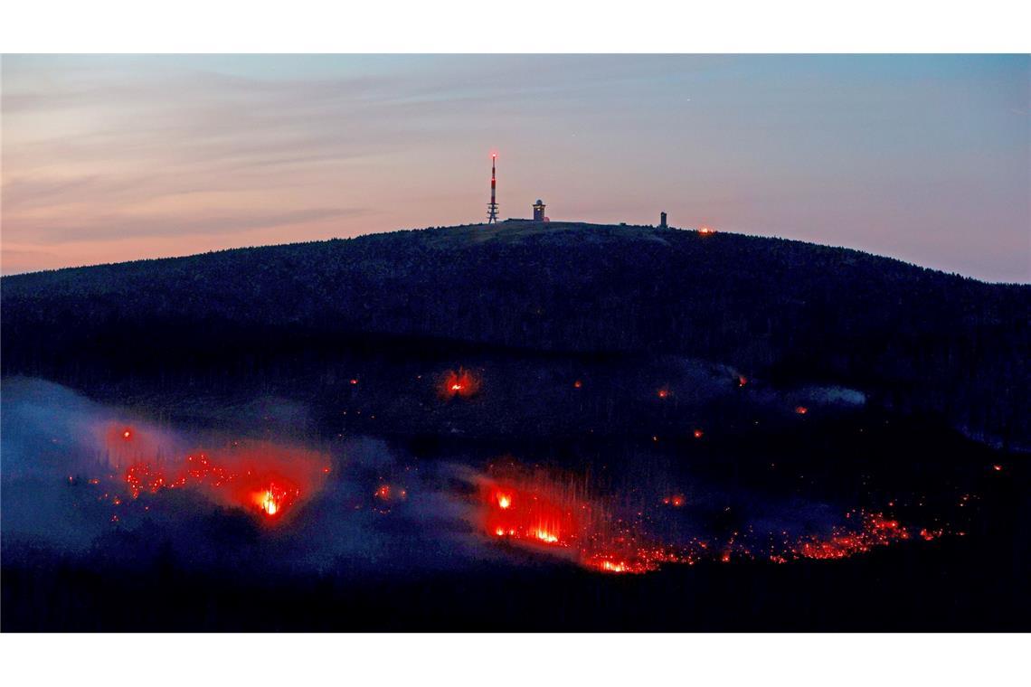 Glutnester leuchten im Dunkeln am Königsberg bei dem Großbrand am Brocken.