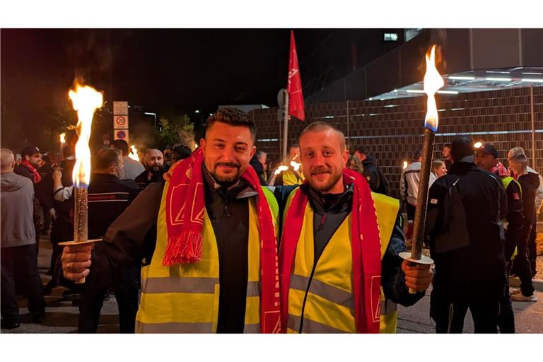 Gökhan Kara (links) und Anton Haffner sind dem Ruf der Gewerkschaft gefolgt und legten in der Nachtschicht ihre Arbeit nieder.