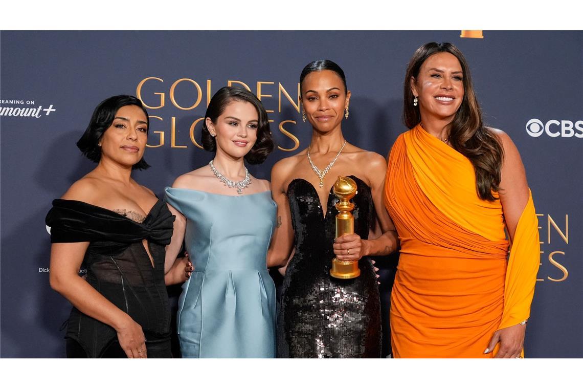 Golden Globes: Adriana Paz (l-r), Selena Gomez, Zoe Saldana, Gewinnerin des Preises für die beste Leistung einer Schauspielerin in einer Nebenrolle in einem Film für "Emilia Perez", und Karla Sofia Gascon