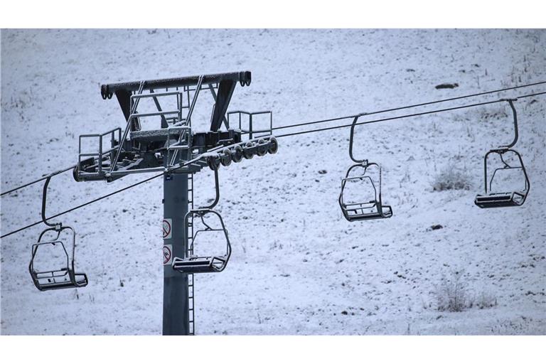 Gondeln eines Sesselliftes: In Frankreich saßen 240 Skifahrer und Skifahrerinnen wegen einer Strompanne vorübergehend fest (Symbolfoto).