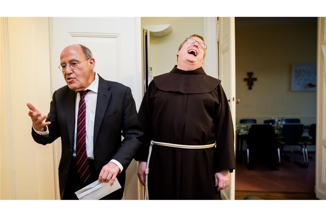 Gregor Gysi (Die Linke, l), Direktkandidat für Berlin Treptow-Köpenick, bringt Bruder Christoph am Rande einer Kandidatenrunde in der Suppenküche des Franziskanerklosters in Berlin-Pankow zum lachen.