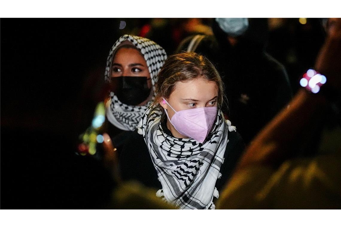 Greta Thunberg (M), schwedische Aktivistin, nahm an einer propalästinensischen Kundgebung  in Mannheim teil (Archivfoto).