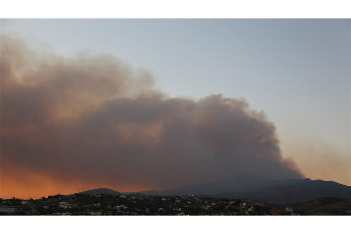 Griechische Feuerwehrleute kämpften am Sonntag in der Nähe von Athen mehrere Stunden lang gegen einen großen Waldbrand, der die Evakuierung von fünf Siedlungen erzwungen hat, wie die Feuerwehr mitteilte.