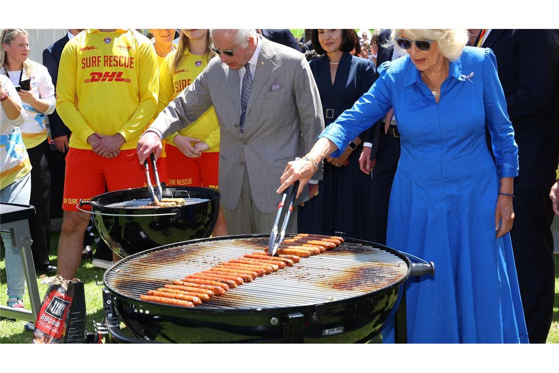 Grillmeister - König Charles III. und Königin Camilla zeigen bei ihrem Besuch in Australien während eines Barbecues ihr Können am Grill.