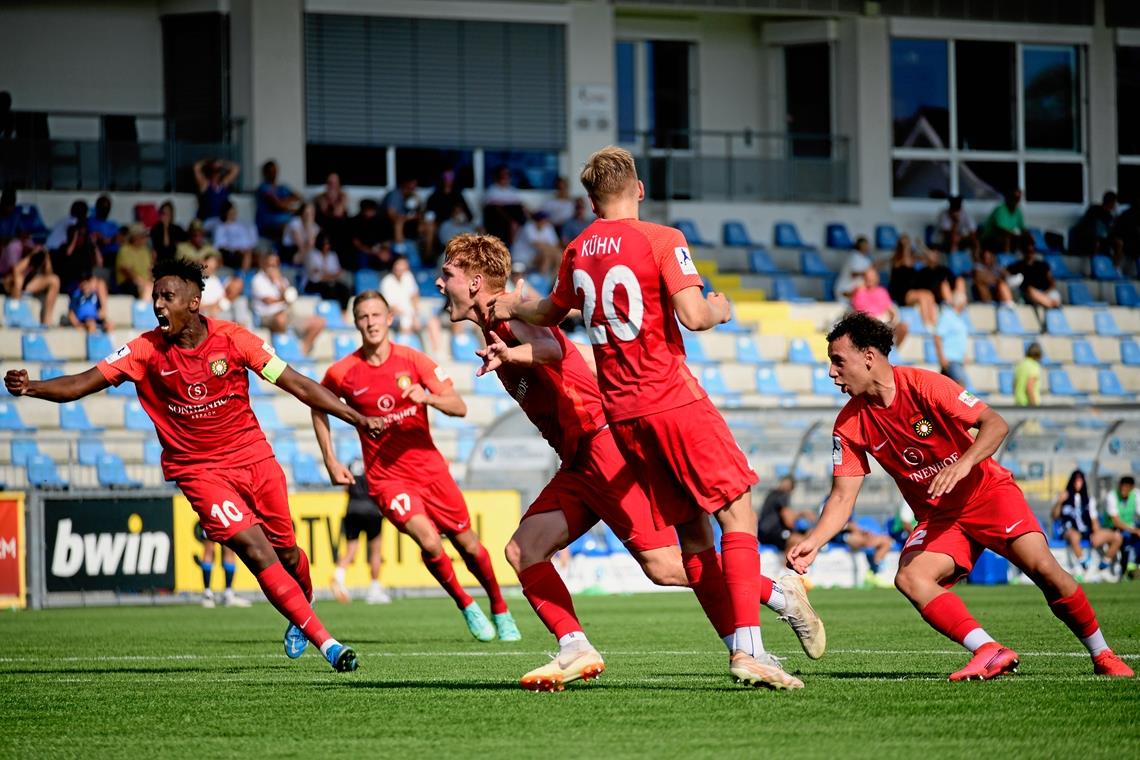 Großaspachs David Hummel (Mitte) bejubelt mit seinem Mannschaftskameraden den späten Ausgleichstreffer im Spiel bei der TSG Hoffenheim II. Foto: M. Mummert