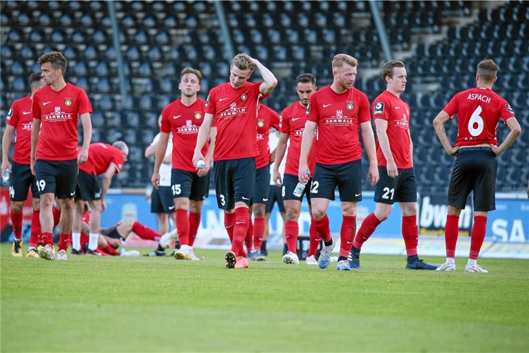 Großaspachs Elf muss nach sechs Jahren in Liga drei den Gang in die Regionalliga antreten. Nach dem 1:2 zu Hause gegen Meppen ist der Abstieg sportlich nicht mehr zu verhindern. Foto: A. Becher