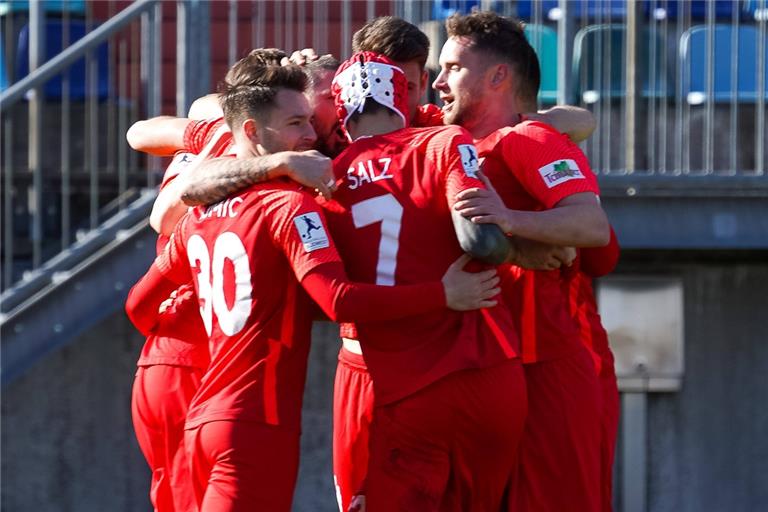 Großaspachs Fußballer bejubelten im Kellerduell einen verdienten 4:0-Erfolg. Foto: Imago