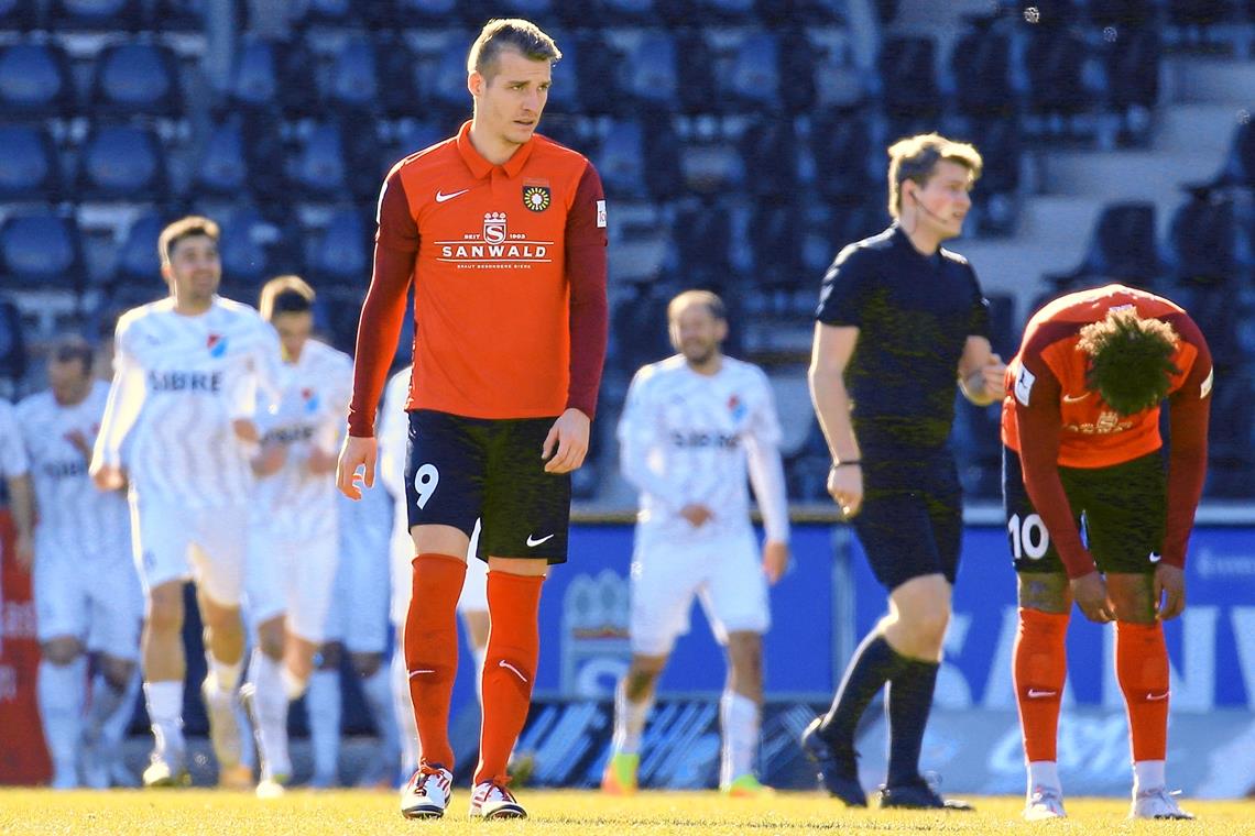 Großaspachs Fußballer um Dominik Widemann (links) und Joel Gerezgiher schlichen nach der klaren Niederlage mit gesenkten Köpfen vom Platz. Die Gäste aus Steinbach hatten dagegen allen Grund zum Jubeln. Nachdem die Hessen die Schwaben schon in der Vorrunde mit 4:0 klar bezwungen hatten, gab es für die SG Sonnenhof auch im eigenen Stadion eine solche Klatsche. Foto: A. Becher