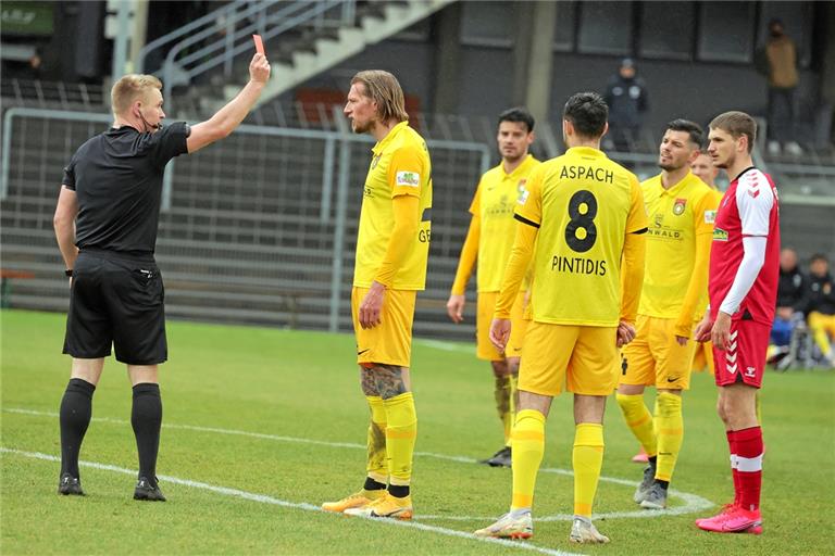 Großaspachs Innenverteidiger Kai Gehring sieht in der 87. Minute wegen Meckerns von Schiedsrichter Felix Berger die Ampelkarte. Foto: J. Koschler