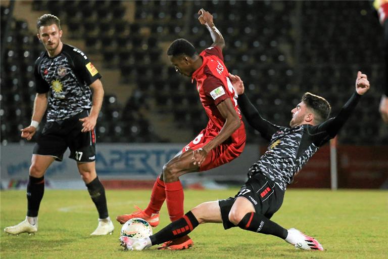 Großaspachs Mohamed Diakite (rotes Trikot) wird nicht nur einmal vom Koblenzer Behadil Sabani hart attackiert. Foto: A. Becher